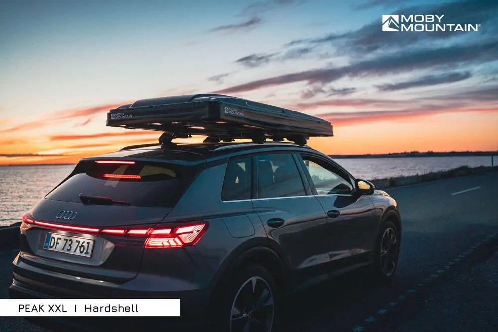 Hardshell-tagtelt-4-personers-Moby-Mountain-Peak-XXL-audi-q4-etropn-solnedgang.jpg.webp